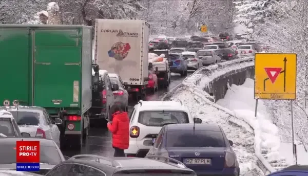 Cozi interminabile către stațiuni și la telecabine. Salvamontiștii recomandă atenție sporită pe pârtie