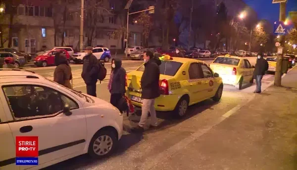 Greva STB. Criză nemaiîntâlnită în Capitală. Bucureștenii străbat kilometri întregi pe jos, prin frig