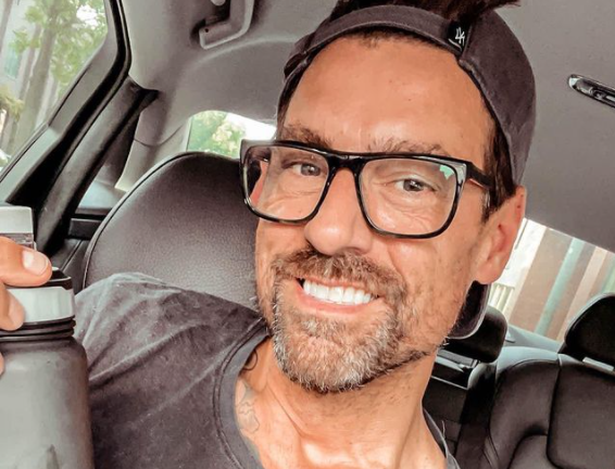 Un fost baschetbalist belgian, antivaccinist, s-a infectat intenționat cu coronavirus pentru a putea călători