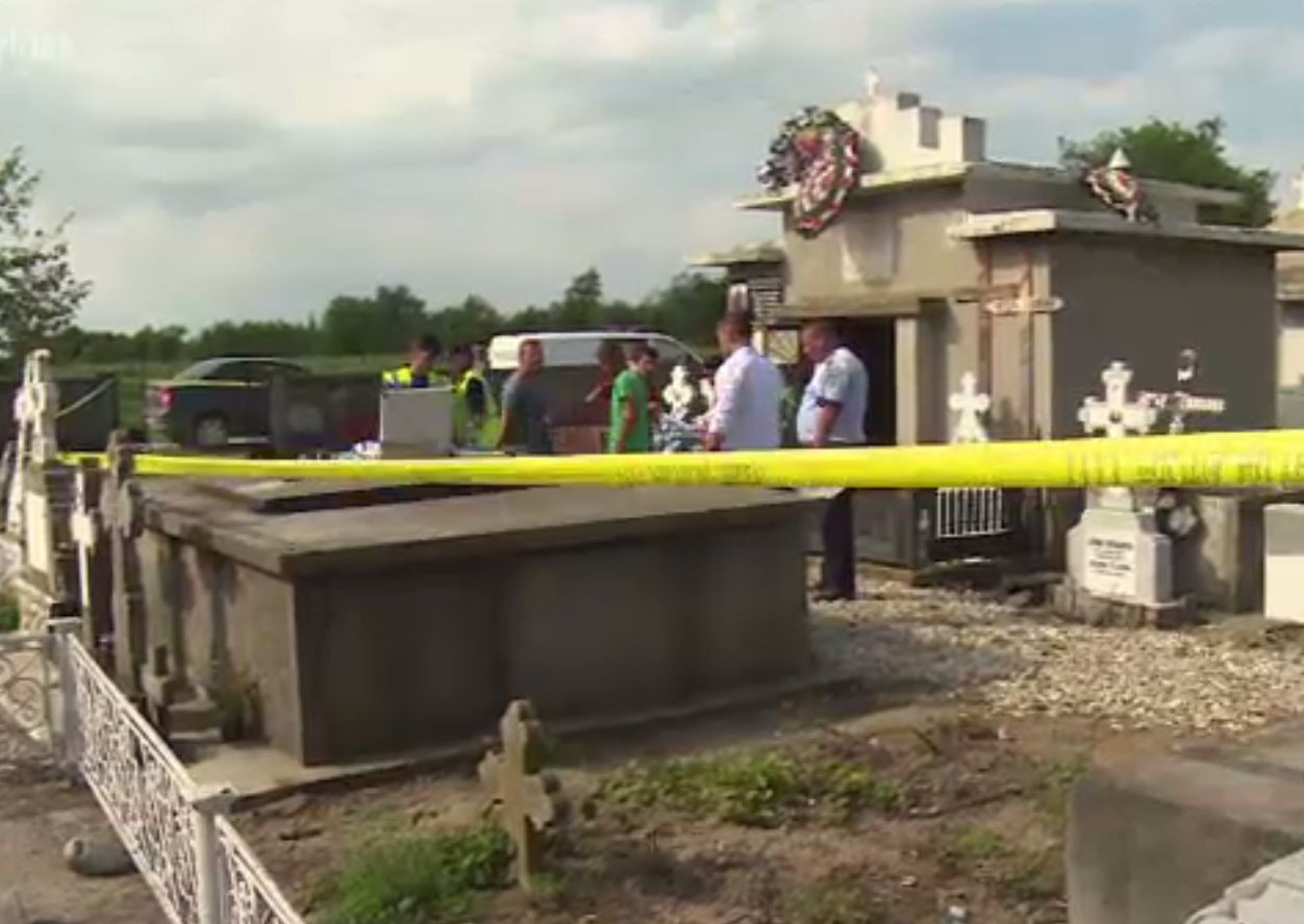 Grupare de hoți din morminte, desființată de polițiști. Ce s-a găsit acasă la suspecți