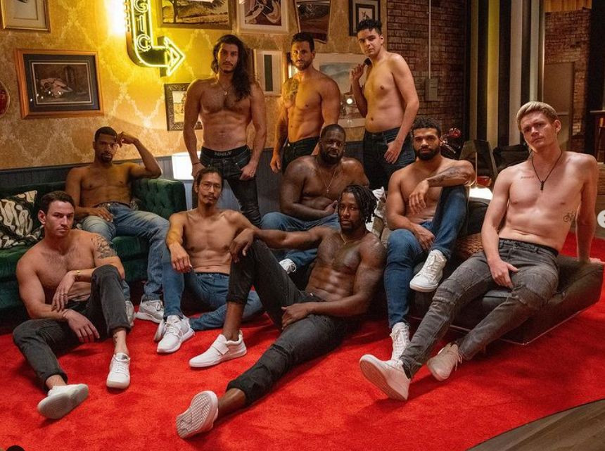 Trupa Magic Mike riscă să se destrame pentru că stripperii refuză să se vaccineze. Contractul îi obligă