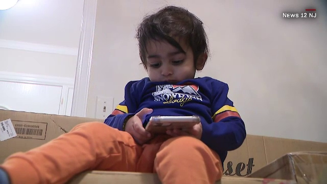 Un copil de doi ani a comandat online piese de mobilier. La cât se ridică achiziția