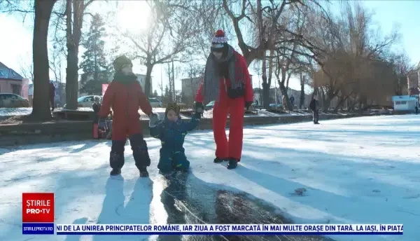 Lacurile s-au transformat în patinoare, din cauza frigului. Cât de periculoase sunt: ”Am auzit gheața cum se crapă”