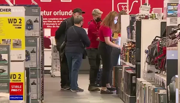 Românii se îndatorează din nou la bănci, după doi ani de pauză. Sunt tot mai căutate creditele pentru telefoane scumpe