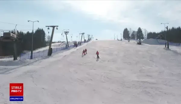 Șase destinații de schi au decis să colaboreze. Cu o singură cartelă de teleschi turiștii pot merge pe 12 pârtii