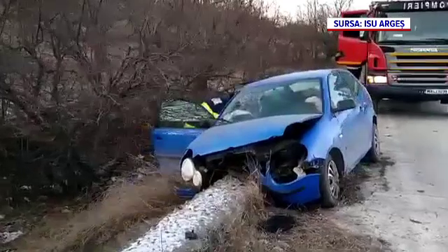 Doi copii au fost răniți după ce mama lor a intrat cu mașina într-un cap de pod