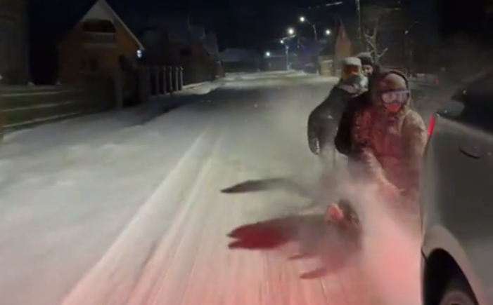Trași cu sania de o mașină, cu 140 km/h. Isprava unor tineri a fost filmată și urcată pe internet