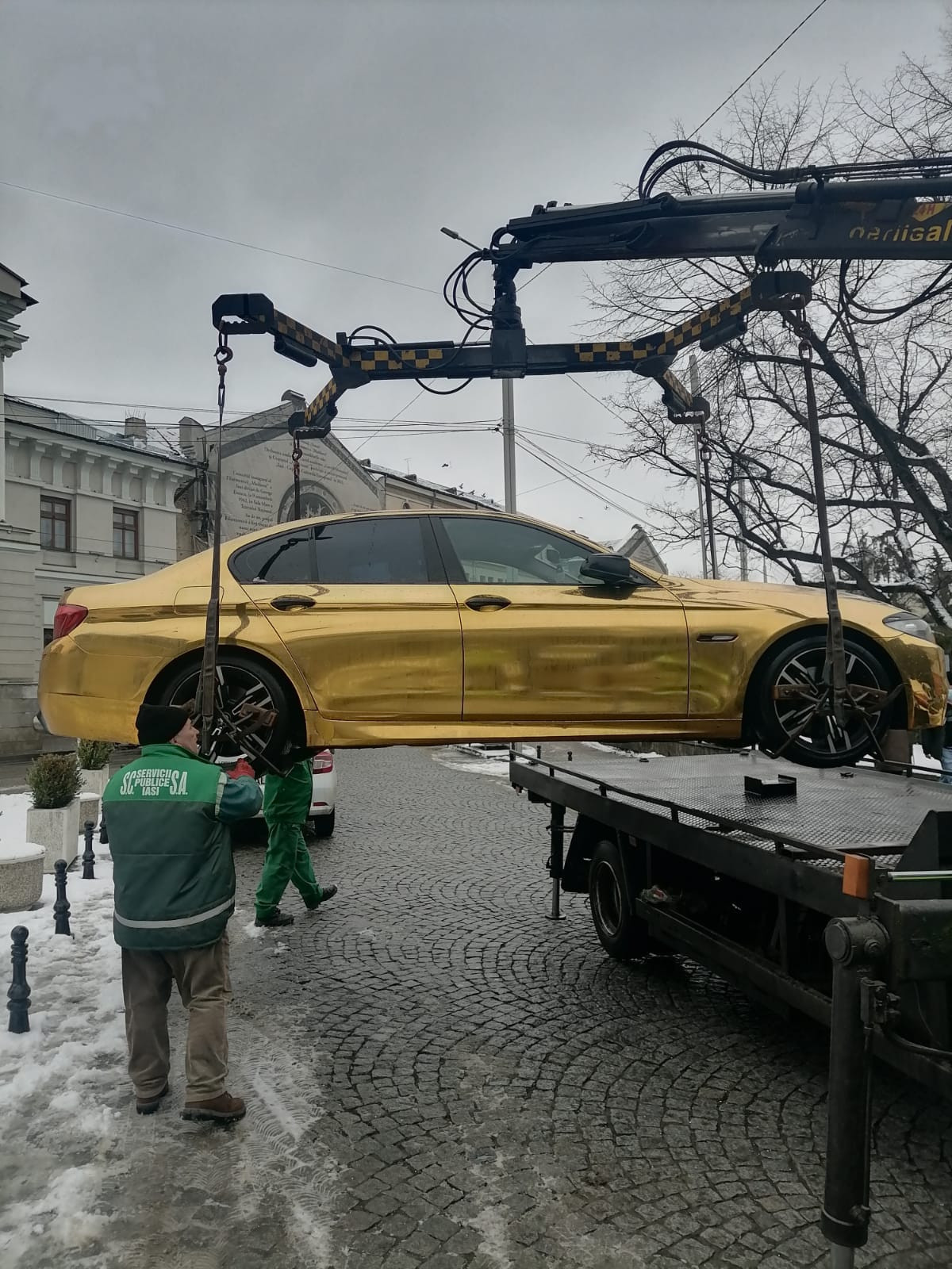 BMW ”de aur” parcat neregulamentar, ridicat de polițiștii locali din Iași