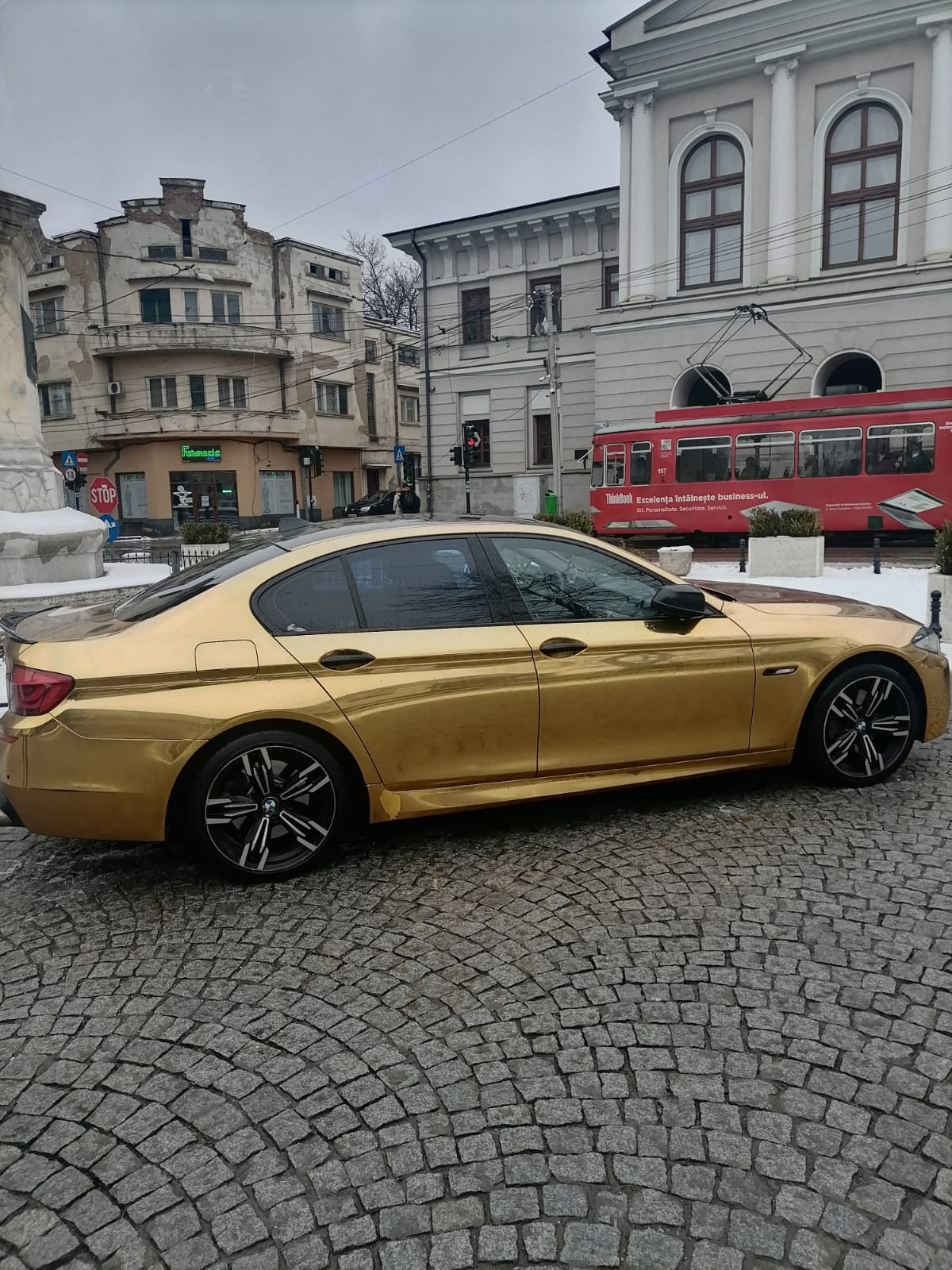 BMW &rdquo;de aur&rdquo; parcat neregulamentar, ridicat de polițiștii locali din Iași