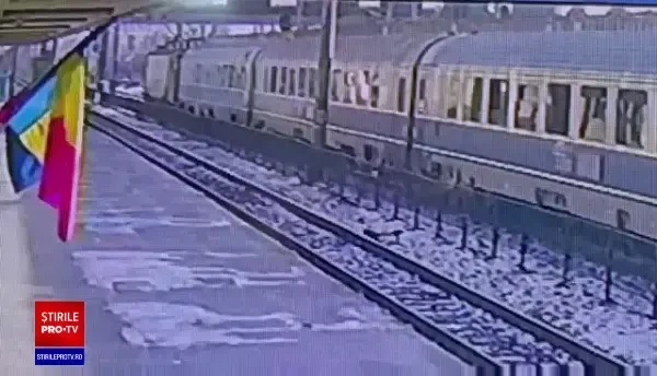 VIDEO. O fetiță de 13 ani a fost lovită de o locomotivă, în gara din Bacău. Momentul șocant a fost filmat