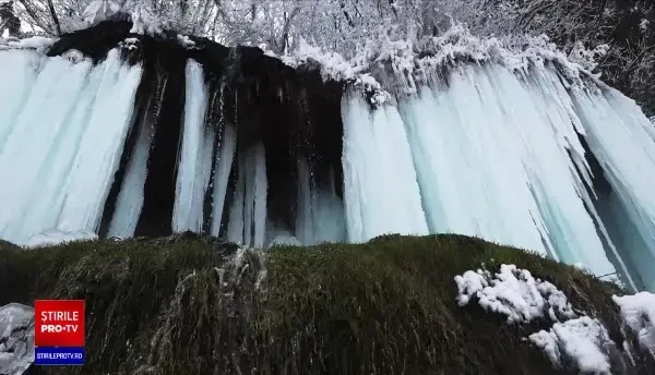 Cascadele au înghețat din cauza frigului. Regatul de gheață de la poalele Munților Gurghiului