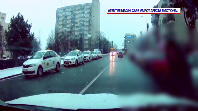 Momentul în care un băiat de 16 ani este lovit de o mașină, în Cluj. VIDEO