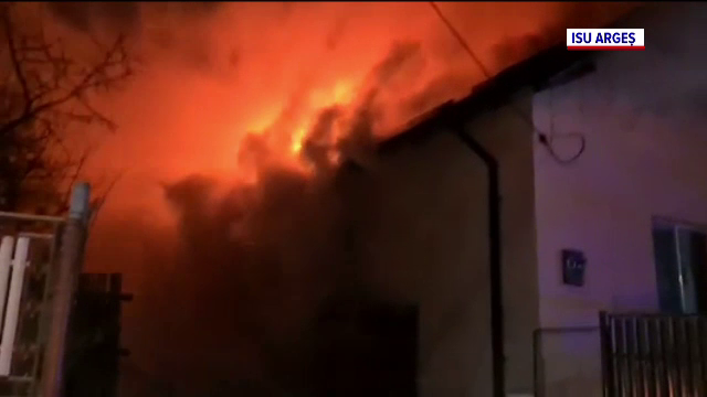 Casă din Argeș, distrusă de un incendiu pornit de la centrala termică. Ce s-a întâmplat