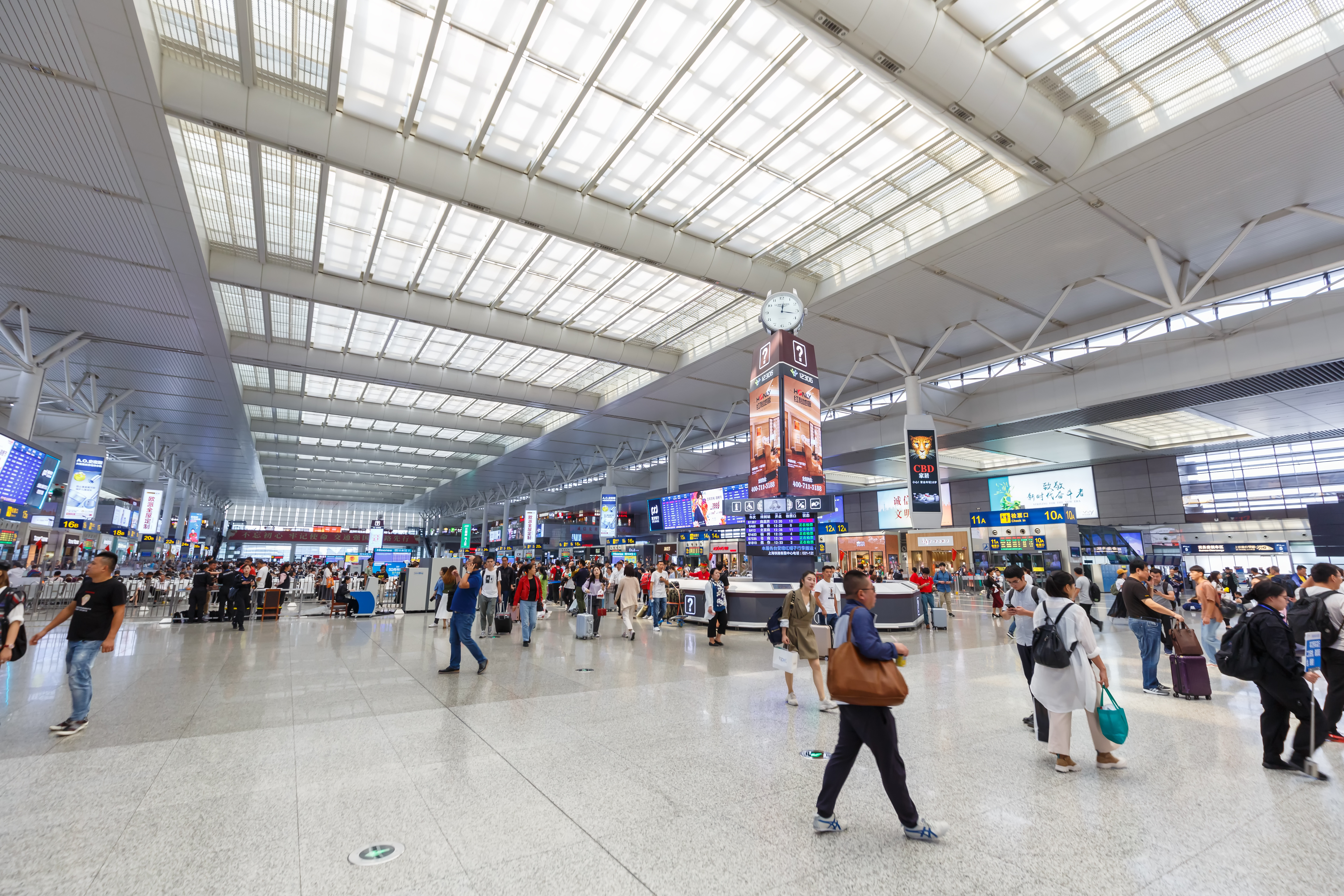 Un bărbat a încercat să se sinucidă într-o gară din cauză că fiul său nu are încă o familie. Ce mesaj i-a transmis