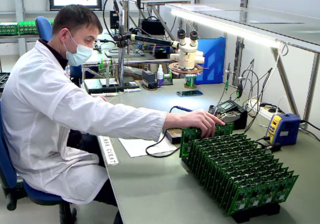 Criza semiconductorilor aproape a paralizat vânzarea de telefoane, electronice și electrocasnice. Se vând imediat