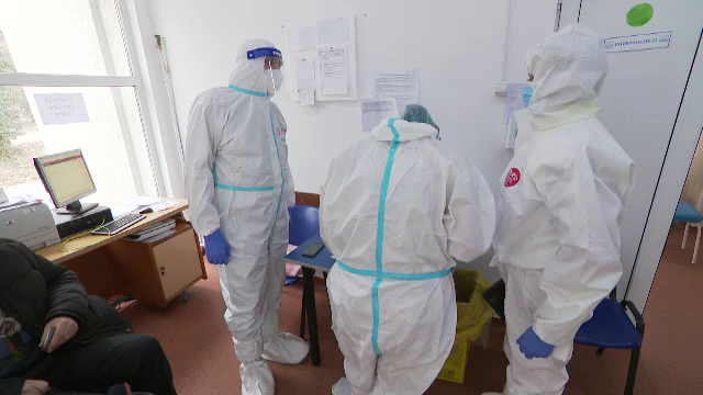 Peste 700 de elevi bolnavi de Covid-19 sunt internați. Cursurile din mai multe județe ar putea fi suspendate