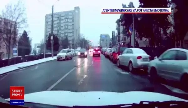 Momentul în care un băiat de 16 ani este lovit de o mașină, în Cluj