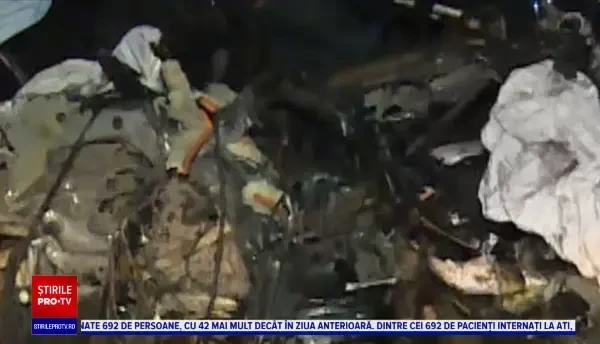 Un șofer de 19 ani a stins farurile și a intrat cu BMW-ul într-un TIR