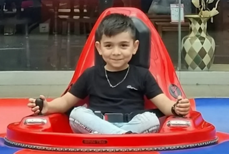 O româncă din Anglia a fost arestată după ce nepotul ei de 5 ani a fost găsit mort în casă. Mama: „Era cel mai frumos copil”