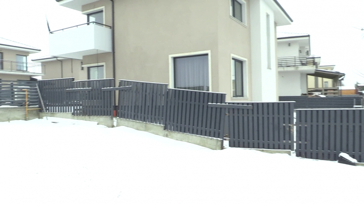 Două familii care și-au cumpărat case într-o localitate din Cluj trăiesc un adevărat coșmar. ”Pământul pleacă de sub casă”