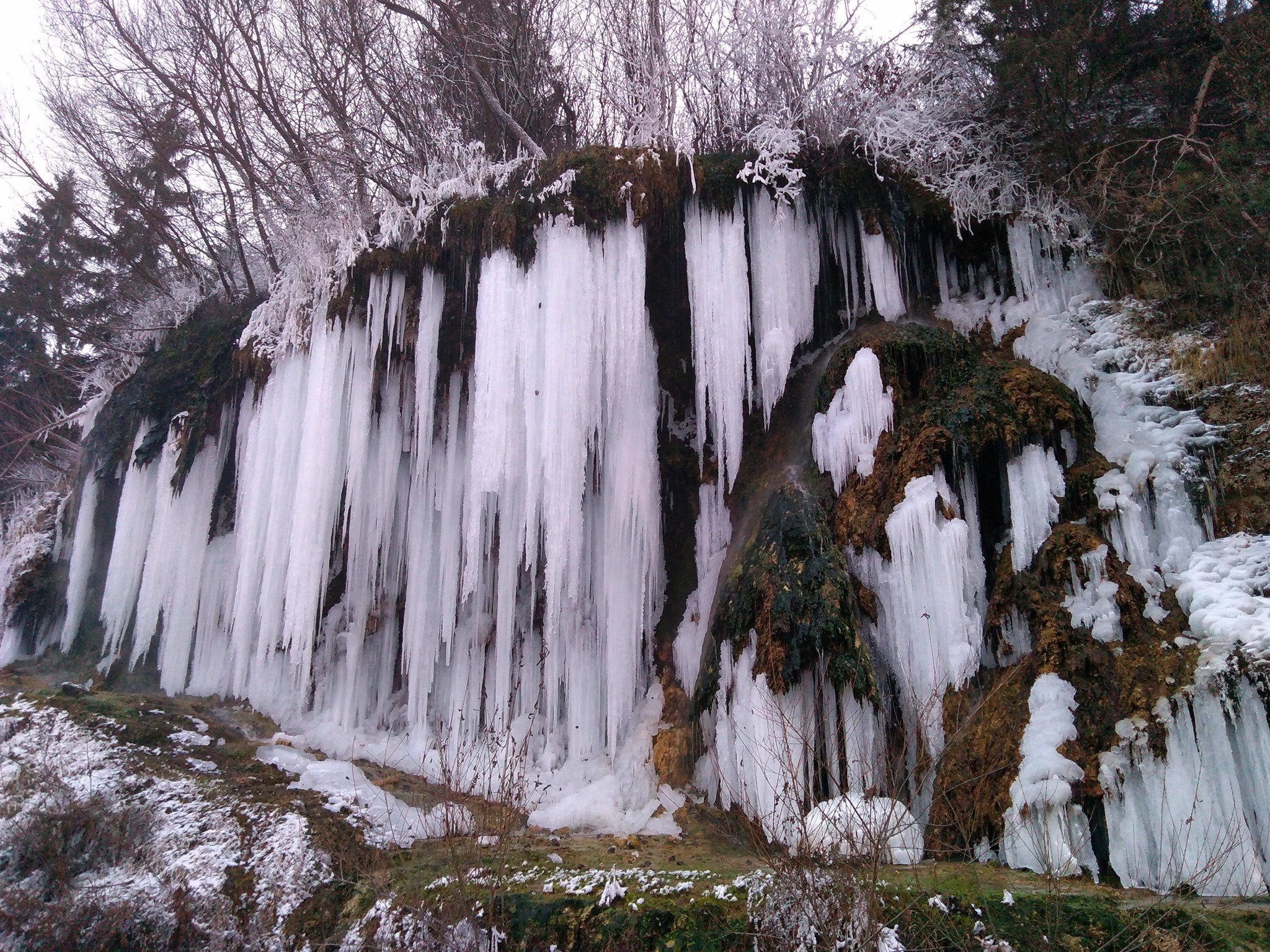 VIDEO Fenomen spectaculos în Harghita. Cascada Toplița a ajuns în presa internațională
