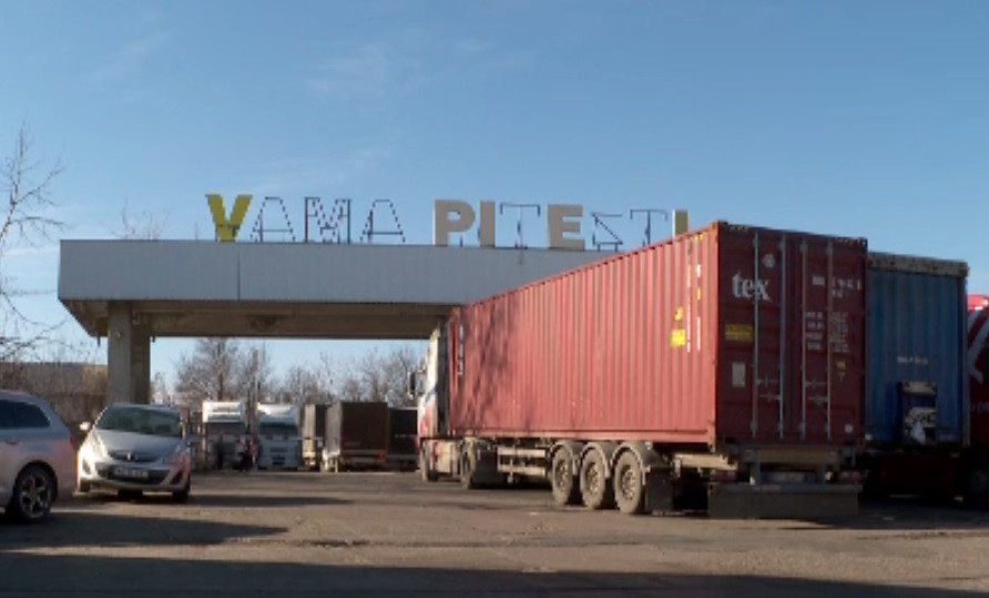 Imagini revoltătoare în Vama Pitești. Șoferii sunt „invitați” să își facă nevoile în spatele unei clădiri