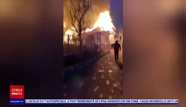 VIDEO Incendiu violent într-o comună din Prahova. Mai multe case au fost cuprinse de flăcări