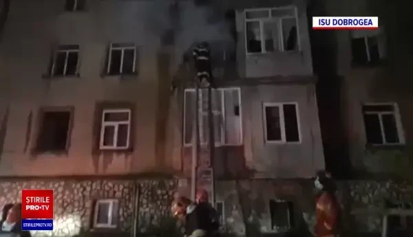 Incendiu puternic în Medgidia. 40 de persoane, evacuate de urgență. De la ce a pornit focul