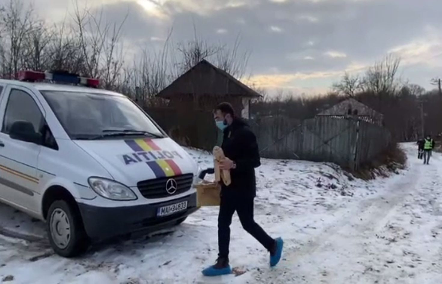 O femeie de 60 de ani și-a ucis mătușa, după o beție. Apoi a învelit-o și s-a culcat