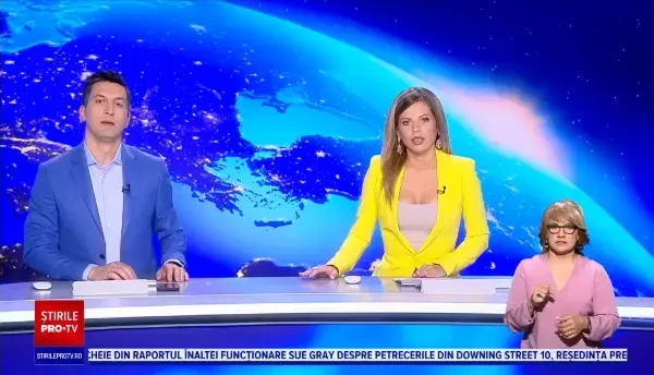 O dubă a luat foc în timp ce mergea, pe o stradă din Slatina. De la ce au pornit flăcările