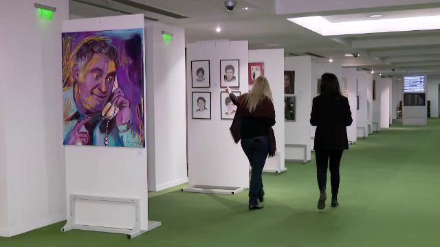 Cumperi tabloul unui actor și hrănești un copil. Misiune caritabilă inedită organizată de Crucea Roșie la Teatrul Național