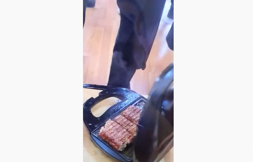 Elevii unui liceu din Ploiești au făcut mici la grătar și au fumat în clasă. Unul a încercat să-i dea foc unei colege VIDEO