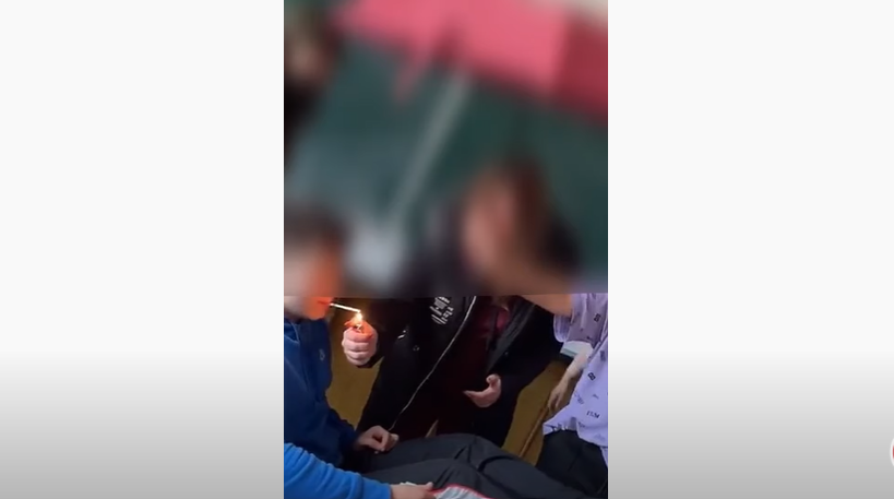 Elevii unui liceu din Ploișeti au făcut mici la grătar și au fumat &icirc;n clasă. Unul a &icirc;ncercat să dea foc unei colege VIDEO