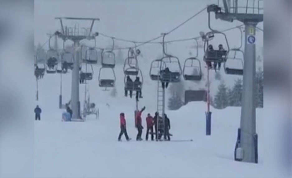 Un copil de 8 ani a ajuns la spital după ce a căzut de pe telescaun la Straja