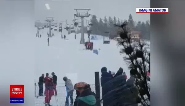 Zeci de turiști au rămas blocați în telescaun, la Straja. Unii dintre ei au fost coborâți cu scara