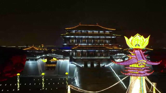 Oamenii întâmpină cu flori și lumini Noul An Chinezesc, al Tigrului de Apă