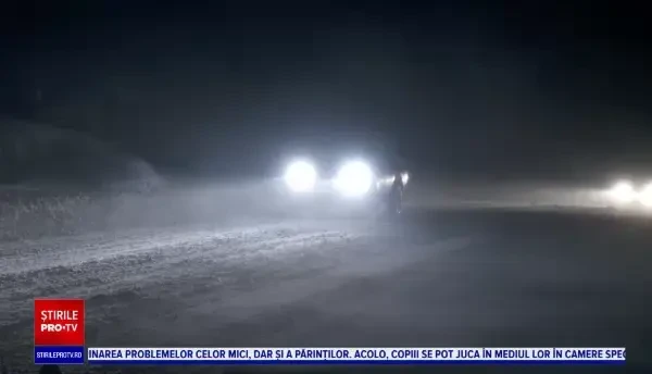 Zeci de camioane au rămas blocate ore în șir în Pasul Tihuța. Carosabilul, acoperit de un strat gros de zăpadă