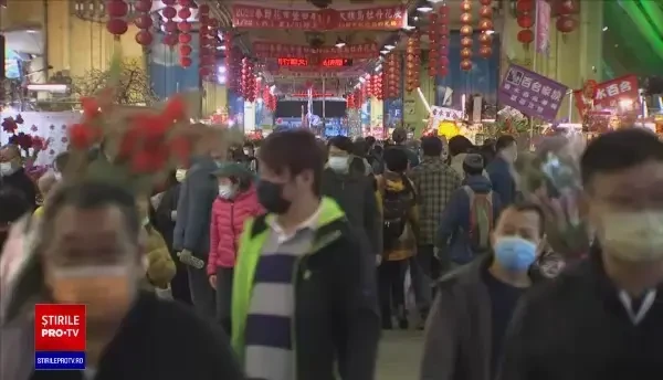 Oamenii întâmpină cu flori și lumini Noul An Chinezesc, al Tigrului de Apă