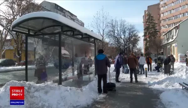 Zeci de angajați ai Primăriei Bistrița, inclusiv primarul, au ieșit să curețe zăpada de pe străzi