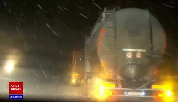 Zeci de camioane au rămas blocate ore în șir în Pasul Tihuța. Carosabilul, acoperit de un strat gros de zăpadă