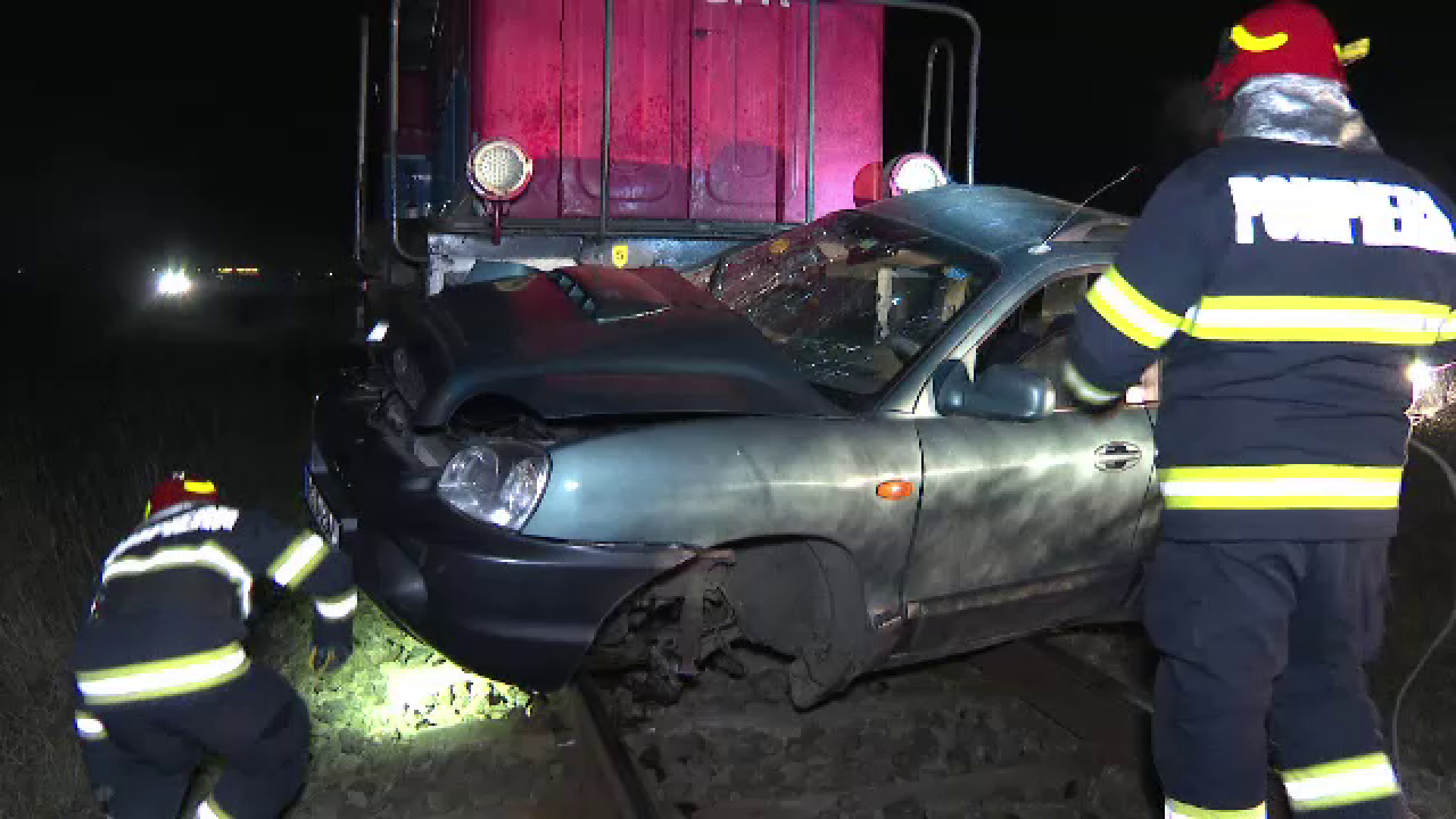 Un bărbat a scăpat cu viață, după ce mașina pe care o conducea a fost izbită de o locomotivă