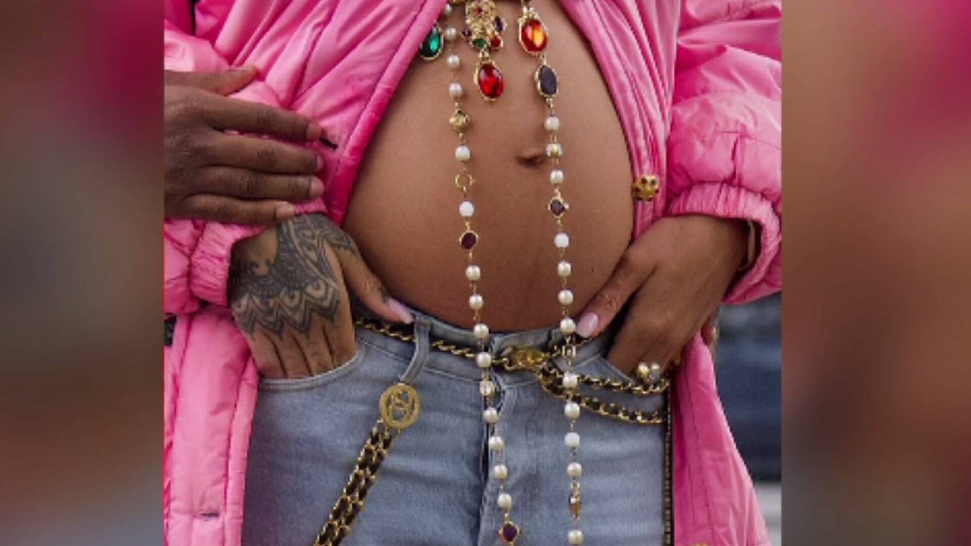 Rihanna e gravidă. Ședință foto în timpul unei plimbări prin New York