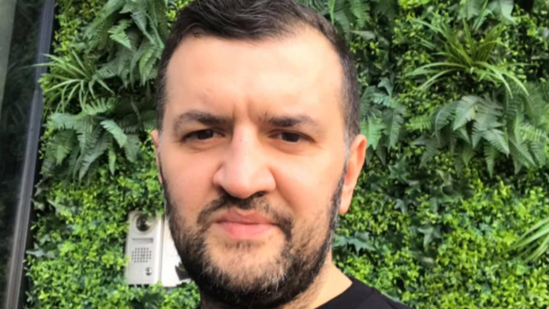 Fondatorul Anonymous România, Valentin Gherebe, a fost găsit mort în casă