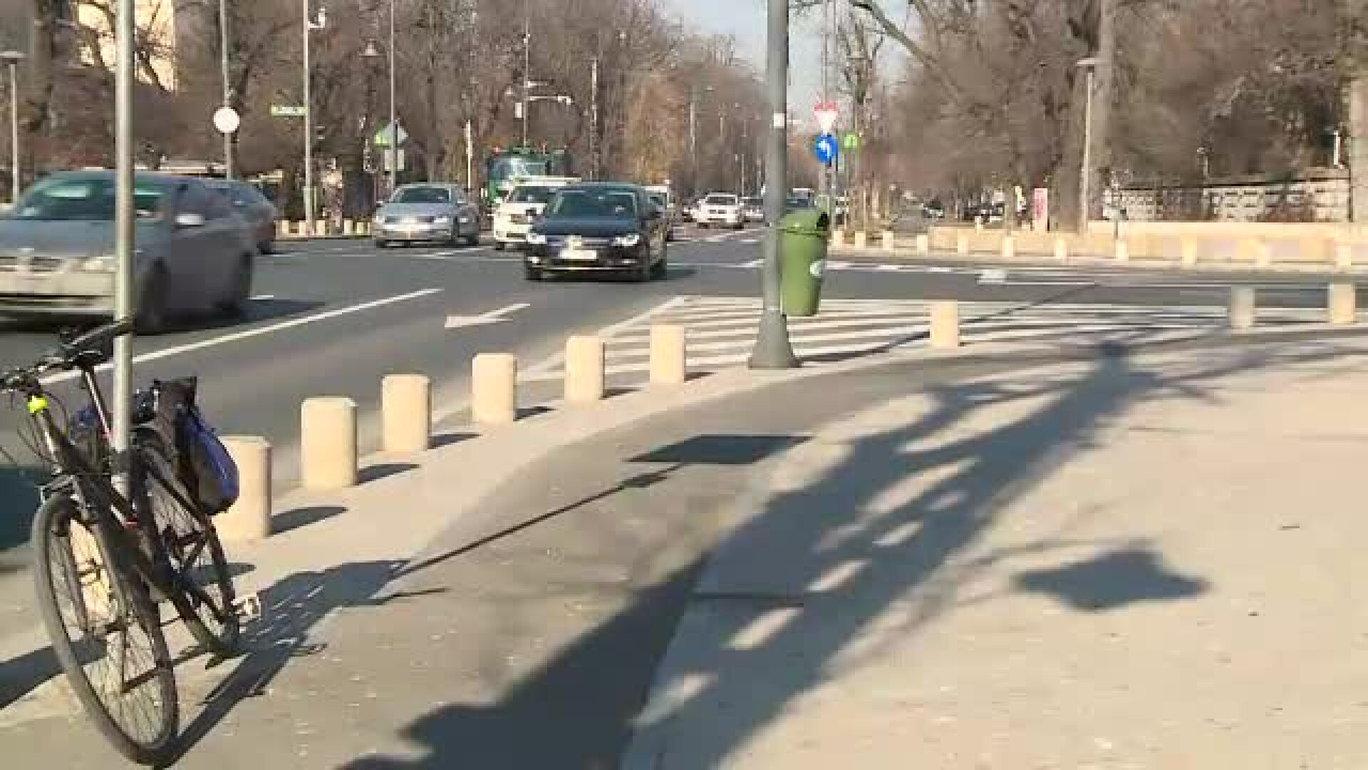 Pistele de biciclete din București, o colecție scumpă de desene pe asfalt. Cum a reușit Parisul să se transforme