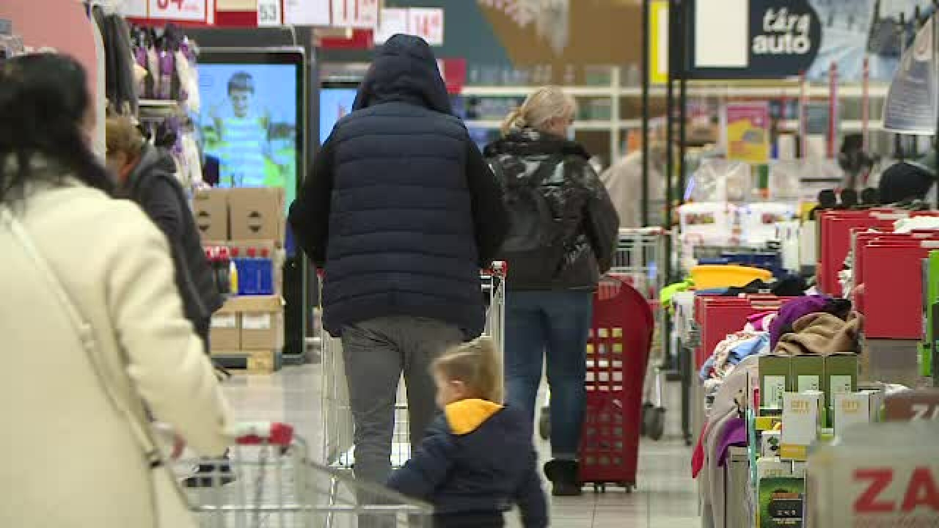 Autorități: „O familie cu doi copii ar putea duce un trai decent la oraș cu 4.200 lei pe lună”. Realitatea este alta