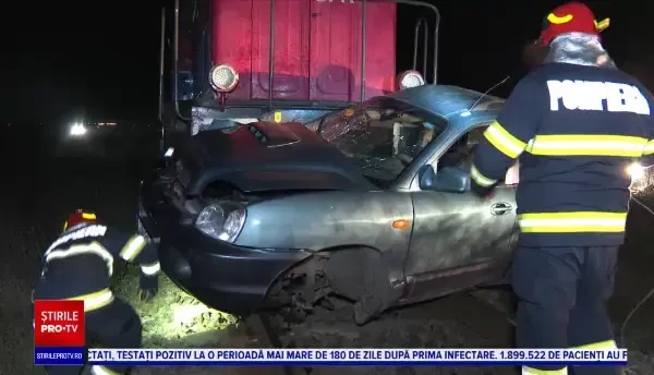 Un bărbat a scăpat cu viață, după ce mașina pe care o conducea a fost izbită de o locomotivă