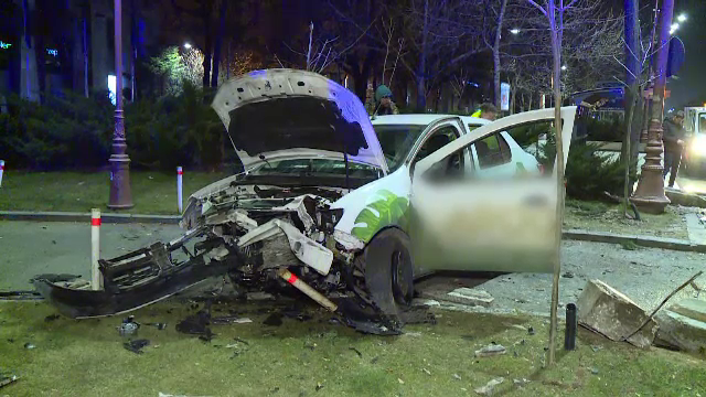 Mașina unui curier de mâncare din București, distrusă după ce a rupt în două o bordură