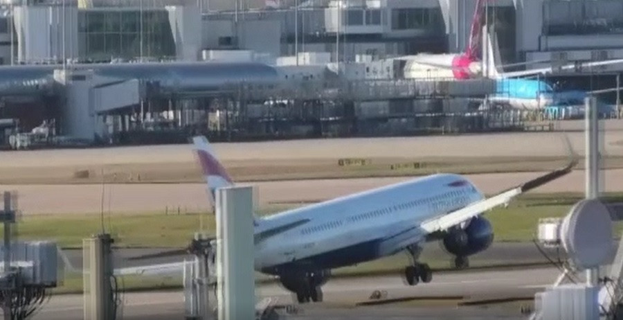 Marea Britanie: Un avion nu a reușit să aterizeze din prima încercare, din cauza vântului puternic