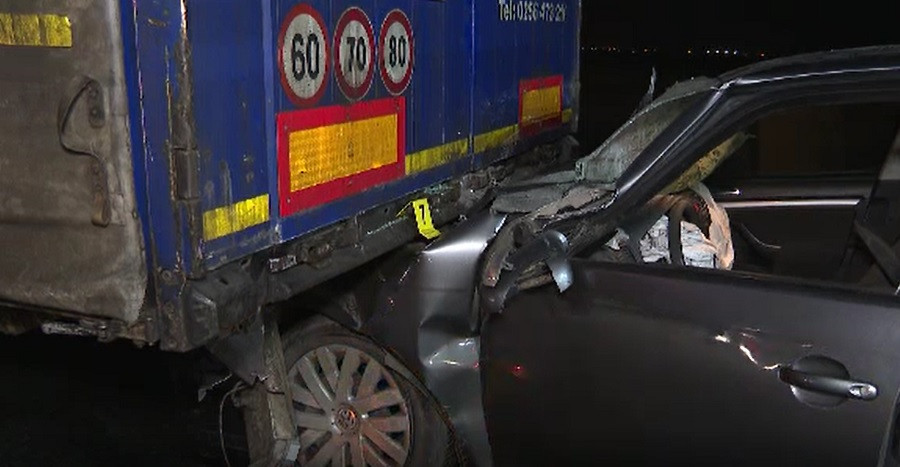 Un șofer a ajuns cu mașina sub remorca unui TIR. Bucăți din autoturism s-au împrăștiat pe ambele sensuri de circulație
