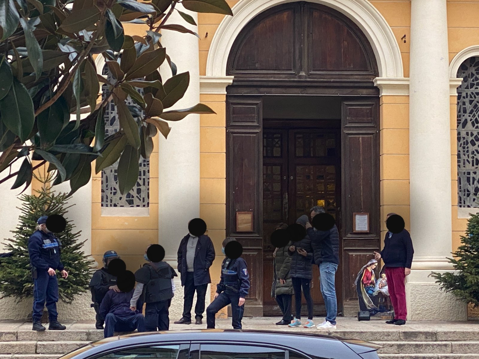 Un român beat a intrat cu o mitralieră într-o biserică din Franța. Ce le-a spus polițiștilor